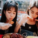 Emmie Reis Instagram - 就算妳棄賽100次 我也還是會陪著妳的！ @frogygirlz 這一趟辛苦了， 我們約會吃炸雞吧🤍 網路查查韓國炸雞第一名是橋村炸雞， 但是台北有開店了！ 所以想說吃第二名的bhc 點了半半炸雞$24000韓元 🇰🇷 大約是台幣$560 雞翅、雞腿很juicy， 雞胸塊的部分柴柴 皮兒酥脆juicy的部位香嫩 不會太鹹， 醃蘿蔔好吃🙂 妳就放心的報名比賽， 我覺得這樣子的環遊世界 其實還挺酷的！ 📷/ @fatty5208