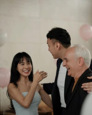 Emmie Reis Instagram - This is the day! 💍

「怎麼那麼緊張啊！
又不是我們要被求婚！😂」

我跟莎莎為妳緊張了很久
整理了一下，
發現這應該是來自於

太在意了….

前幾天，
姐很雞婆的跟他確認
妳有沒有漂亮洋裝
因為想要妳的這一天妳很漂亮

前一天，
再跟他確認他有沒有
準備花束跟講稿
因為想要妳的這一天要浪漫難忘

過程中的他有點驚慌，
卻很真實

But you are so sure and said yes.

這之中最浪漫的
是我看見兩個人雙手都攤開
明白對方的不完美，
但是完全的接受並願意隨時接住彼此

So proud of you two!
Happy forever my dears🤍
@holycathaha