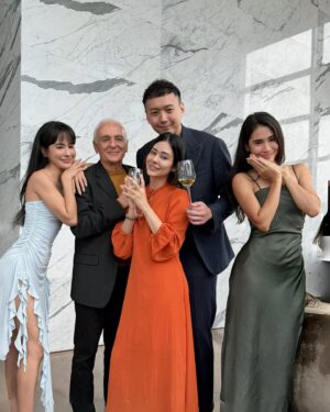 Emmie Reis Instagram - This is the day! 💍

「怎麼那麼緊張啊！
又不是我們要被求婚！😂」

我跟莎莎為妳緊張了很久
整理了一下，
發現這應該是來自於

太在意了….

前幾天，
姐很雞婆的跟他確認
妳有沒有漂亮洋裝
因為想要妳的這一天妳很漂亮

前一天，
再跟他確認他有沒有
準備花束跟講稿
因為想要妳的這一天要浪漫難忘

過程中的他有點驚慌，
卻很真實

But you are so sure and said yes.

這之中最浪漫的
是我看見兩個人雙手都攤開
明白對方的不完美，
但是完全的接受並願意隨時接住彼此

So proud of you two!
Happy forever my dears🤍
@holycathaha