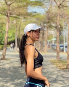 Emmie Reis Instagram - 過年回家例行公事， 就是跟菁英選手妹妹跑上個幾圈 @frogygirlz 只是我幫她拍絕世美照， 但她不知道在拍什麼… 有黑臉、半張臉跟沒有臉的？ 今日課表： 微間歇 75 min 完食。 *p.s. 奧運加油❤️‍🔥 I will always be there for ya!