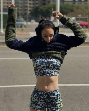 Emmie Reis Instagram - 過年回家例行公事，
就是跟菁英選手妹妹跑上個幾圈
@frogygirlz 

只是我幫她拍絕世美照，
但她不知道在拍什麼…
有黑臉、半張臉跟沒有臉的？

今日課表：
微間歇 75 min 完食。

*p.s. 奧運加油❤️‍🔥
I will always be there for ya!