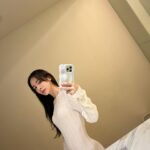 Emmie Reis Instagram – 放假了放假了✌🏻
不過過年我才不要當馬鈴薯沙發
變胖變醜…

在還沒結婚、
還沒達到事業巔峰之前
身上、臉上的任何一塊皮兒
都不准給我掉下來！

Work out holds your body!
皮兒我就交給漫雲☁️
@museedunuage 

做鳳凰電波兩年了，
每一次都很驚訝！
因為療程ㄧ結束就看得到立即的改變
整個臉頰肉肉往後往上提拉
（瞬間小V臉那種）

之後的2-3個月
還會持續的發效，
今天剛好二個多月回診拍照，
雙下巴少一半、蘋果肌上提
滿意滿意！

以後或許會想要放鬆、
自然的變老或許也很幸福who knows?

但現在我想再任性一下😉

#漫雲思境 
#減法哲學 
#頂級醫美