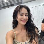 Emmie Reis Instagram - 總算有人模人樣的一天🤍 最近被兩個外景炸的乾乾的， 不是在爬山就是在落水 （咦？） 某位隊友說： 「哇，大家下船都變美了呢！」 And that’s damn true *p.s 日式濕髮真的好濕， 好像跟我洗完澡出來一樣😂