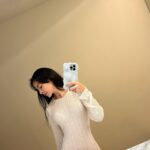 Emmie Reis Instagram – 放假了放假了✌🏻
不過過年我才不要當馬鈴薯沙發
變胖變醜…

在還沒結婚、
還沒達到事業巔峰之前
身上、臉上的任何一塊皮兒
都不准給我掉下來！

Work out holds your body!
皮兒我就交給漫雲☁️
@museedunuage 

做鳳凰電波兩年了，
每一次都很驚訝！
因為療程ㄧ結束就看得到立即的改變
整個臉頰肉肉往後往上提拉
（瞬間小V臉那種）

之後的2-3個月
還會持續的發效，
今天剛好二個多月回診拍照，
雙下巴少一半、蘋果肌上提
滿意滿意！

以後或許會想要放鬆、
自然的變老或許也很幸福who knows?

但現在我想再任性一下😉

#漫雲思境 
#減法哲學 
#頂級醫美