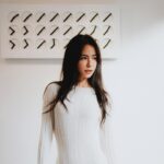 Emmie Reis Instagram - 放假了放假了✌🏻 不過過年我才不要當馬鈴薯沙發 變胖變醜… 在還沒結婚、 還沒達到事業巔峰之前 身上、臉上的任何一塊皮兒 都不准給我掉下來！ Work out holds your body! 皮兒我就交給漫雲☁️ @museedunuage 做鳳凰電波兩年了， 每一次都很驚訝！ 因為療程ㄧ結束就看得到立即的改變 整個臉頰肉肉往後往上提拉 （瞬間小V臉那種） 之後的2-3個月 還會持續的發效， 今天剛好二個多月回診拍照， 雙下巴少一半、蘋果肌上提 滿意滿意！ 以後或許會想要放鬆、 自然的變老或許也很幸福who knows? 但現在我想再任性一下😉 #漫雲思境 #減法哲學 #頂級醫美