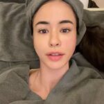 Emmie Reis Instagram - 放假了放假了✌🏻 不過過年我才不要當馬鈴薯沙發 變胖變醜… 在還沒結婚、 還沒達到事業巔峰之前 身上、臉上的任何一塊皮兒 都不准給我掉下來！ Work out holds your body! 皮兒我就交給漫雲☁️ @museedunuage 做鳳凰電波兩年了， 每一次都很驚訝！ 因為療程ㄧ結束就看得到立即的改變 整個臉頰肉肉往後往上提拉 （瞬間小V臉那種） 之後的2-3個月 還會持續的發效， 今天剛好二個多月回診拍照， 雙下巴少一半、蘋果肌上提 滿意滿意！ 以後或許會想要放鬆、 自然的變老或許也很幸福who knows? 但現在我想再任性一下😉 #漫雲思境 #減法哲學 #頂級醫美