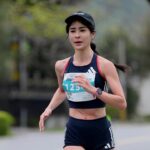 Emmie Reis Instagram – 「嗨，久違的賽道！」

自去年8月初跟腱發炎之後，
10月的荷蘭棄賽、
12月的臺北馬棄賽

一直到今年年初，
腳才終於好了可以開始跑了

這次復原之路挺漫長，
做了好多的治療、暖身、放鬆
跟替代的交叉訓練

距上一場比賽，
已是去年三月的名古屋城市馬拉松🇯🇵

「哇，一年沒比賽了…」

有點生疏的準備了
鞋子、號碼布、補給品，
什麼時候該補什麼
還打電話問了一下妹妹
@frogygirlz

3/9比賽的那一天，
花蓮的天氣陰冷12度

到了會場我做足暖身、
衝刺了幾趟、
做了幾個我還記得的馬克操

差不多該上起跑線了！
跳一跳、拍一拍，
確定自己的身體依然是熱的

3、2、1 「碰！」

我由著身體的記憶衝了出去，
跟著體感順順的跑著

沿路的賽道很美，
搭配著早晨海浪的拍打聲
忍不住都要偷喵幾眼

只不過沿岸的風好大，
感受不到汗水倒是鼻水狂流

除了一段大斜坡，
其他的都可以維持在五分內
體感還算舒服

熟悉的是沿路上的加油聲
每一個我都有聽到喔！
我知道有些你們是因為我來的
🫶🏻🫶🏻

（還用我的名字組團太好笑）
（但真的無法等你啦🙏🏻😂）

一直到11km的秘境沙灘處，
原本期待以為會像電影中浪漫踏浪
結果有夠難跑！

跟腱炎剛好超怕又拐到
試了很多方式，
最後我是腿張超開的在跑
樣子醜爆了但是很穩

沙子鬼關後又是個大抖坡
回程的路果然辛苦，
身體開始有點僵硬但同時也知道
終點愈來愈接近

手已經快沒力了，
但是驕傲的雙腿跟呼吸還行…

「那我們就一起合作把艾美送回去好嗎？」
「就最後了待在一起好嗎？」

最後於 1’48”00/ 21km
衝過了終點線！

我感謝自己的身體與意志，
因為整個艾美沒有一刻鬆掉的！

這時眼前看到了爸爸（？）
我還在喘，
腦子一時轉不過來…

他說他一早騎上了重機
騎了四小時來看我，
我其實好累但是心裡好滿好滿

有人在等你的那個感覺
…好棒喔！

謝謝花蓮縣政府與Kadda hotel
承辦了這麼好的賽道、
給予我所需的一切照顧🤍

能夠成為這次的代言人
我備感榮幸☺️
Hope you guys had fun too!

#2024花蓮太平洋浪花半程馬拉松