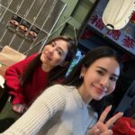 Emmie Reis Instagram - 快過年了好想吃喔！ 這一整集其實我心裡只想著： 「快給我吃！」😂 還好最後終於吃到了Max特製的 「人氣排隊兩小時有夠囂張濃郁蝦拉麵🍜」 @nofish_shrimpramen （到現在想到這味還是會流口水…） （可不可以做冷凍包？） （宅配？） Oh! 最後有達達🤍 I was really happy that you came love ya @holycathaha #上山下海過一夜 #每週四晚間十點三立都會台30台 #過年特別企劃之好好吃喔！