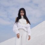 Emmie Reis Instagram – Ok, fine!
現在全世界都在國外滑雪，
我也好想去….

但是在台灣也不錯啦！
不枉費我買的雪靴，
就差點沒帶上我的滑雪裝備而已

你看在台南玩(撒)雪(鹽)
也可以好浪漫 🤍☃️

#然後開始看機票中
#台南七股鹽山
#上山下海過一夜之漂留台灣