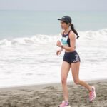 Emmie Reis Instagram – 「嗨,久違的賽道!」
自去年8月初跟腱發炎之後,
10月的荷蘭棄賽、
12月的臺北馬棄賽
一直到今年年初,
腳才終於好了可以開始跑了
這次復原之路挺漫長,
做了好多的治療、暖身、放鬆
跟替代的交叉訓練
距上一場比賽,
已是去年三月的名古屋城市馬拉松🇯🇵
「哇,一年沒比賽了…」
有點生疏的準備了
鞋子、號碼布、補給品,
什麼時候該補什麼
還打電話問了一下妹妹
@frogygirlz
3/9比賽的那一天,
花蓮的天氣陰冷12度
到了會場我做足暖身、
衝刺了幾趟、
做了幾個我還記得的馬克操
差不多該上起跑線了!
跳一跳、拍一拍,
確定自己的身體依然是熱的
3、2、1 「碰!」
我由著身體的記憶衝了出去,
跟著體感順順的跑著
沿路的賽道很美,
搭配著早晨海浪的拍打聲
忍不住都要偷喵幾眼
只不過沿岸的風好大,
感受不到汗水倒是鼻水狂流
除了一段大斜坡,
其他的都可以維持在五分內
體感還算舒服
熟悉的是沿路上的加油聲
每一個我都有聽到喔!
我知道有些你們是因為我來的
🫶🏻🫶🏻
(還用我的名字組團太好笑)
(但真的無法等你啦🙏🏻😂)
一直到11km的秘境沙灘處,
原本期待以為會像電影中浪漫踏浪
結果有夠難跑!
跟腱炎剛好超怕又拐到
試了很多方式,
最後我是腿張超開的在跑
樣子醜爆了但是很穩
沙子鬼關後又是個大抖坡
回程的路果然辛苦,
身體開始有點僵硬但同時也知道
終點愈來愈接近
手已經快沒力了,
但是驕傲的雙腿跟呼吸還行…
「那我們就一起合作把艾美送回去好嗎?」
「就最後了待在一起好嗎?」
最後於 1’48”00/ 21km
衝過了終點線!
我感謝自己的身體與意志,
因為整個艾美沒有一刻鬆掉的!
這時眼前看到了爸爸(?)
我還在喘,
腦子一時轉不過來…
他說他一早騎上了重機
騎了四小時來看我,
我其實好累但是心裡好滿好滿
有人在等你的那個感覺
…好棒喔!
謝謝花蓮縣政府與Kadda hotel
承辦了這麼好的賽道、
給予我所需的一切照顧🤍
能夠成為這次的代言人
我備感榮幸☺️
Hope you guys had fun too!
#2024花蓮太平洋浪花半程馬拉松