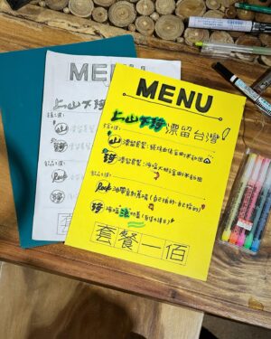 Emmie Reis Instagram - 上山下海開店啦！

第一次做餐飲，
發現準備的前置作業跟一堆細節
還真的很花時間…

最後我發明了一個
海鹽浪奶蓋！🌊
有保力達B在裡面提香氣

（很酷吧秒殺完售！）

因為看到當地媽媽們，
早上八點就在那裡給我飲酒作樂
早餐配喝保力達B！
超酷🤘🏻

今天的播出
是我們漂留台東長濱的第五天

有人說：
「長濱的土很黏。」

嗯，是真的！

#上山下海過一夜之漂留台灣
#待會晚間十點