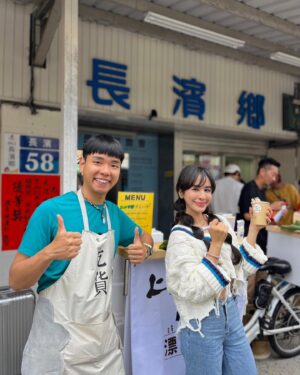 Emmie Reis Instagram - 上山下海開店啦！

第一次做餐飲，
發現準備的前置作業跟一堆細節
還真的很花時間…

最後我發明了一個
海鹽浪奶蓋！🌊
有保力達B在裡面提香氣

（很酷吧秒殺完售！）

因為看到當地媽媽們，
早上八點就在那裡給我飲酒作樂
早餐配喝保力達B！
超酷🤘🏻

今天的播出
是我們漂留台東長濱的第五天

有人說：
「長濱的土很黏。」

嗯，是真的！

#上山下海過一夜之漂留台灣
#待會晚間十點