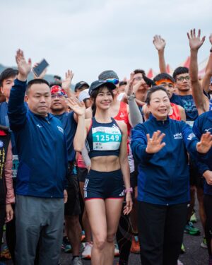 Emmie Reis Instagram - 「嗨，久違的賽道！」

自去年8月初跟腱發炎之後，
10月的荷蘭棄賽、
12月的臺北馬棄賽

一直到今年年初，
腳才終於好了可以開始跑了

這次復原之路挺漫長，
做了好多的治療、暖身、放鬆
跟替代的交叉訓練

距上一場比賽，
已是去年三月的名古屋城市馬拉松🇯🇵

「哇，一年沒比賽了…」

有點生疏的準備了
鞋子、號碼布、補給品，
什麼時候該補什麼
還打電話問了一下妹妹
@frogygirlz

3/9比賽的那一天，
花蓮的天氣陰冷12度

到了會場我做足暖身、
衝刺了幾趟、
做了幾個我還記得的馬克操

差不多該上起跑線了！
跳一跳、拍一拍，
確定自己的身體依然是熱的

3、2、1 「碰！」

我由著身體的記憶衝了出去，
跟著體感順順的跑著

沿路的賽道很美，
搭配著早晨海浪的拍打聲
忍不住都要偷喵幾眼

只不過沿岸的風好大，
感受不到汗水倒是鼻水狂流

除了一段大斜坡，
其他的都可以維持在五分內
體感還算舒服

熟悉的是沿路上的加油聲
每一個我都有聽到喔！
我知道有些你們是因為我來的
🫶🏻🫶🏻

（還用我的名字組團太好笑）
（但真的無法等你啦🙏🏻😂）

一直到11km的秘境沙灘處，
原本期待以為會像電影中浪漫踏浪
結果有夠難跑！

跟腱炎剛好超怕又拐到
試了很多方式，
最後我是腿張超開的在跑
樣子醜爆了但是很穩

沙子鬼關後又是個大抖坡
回程的路果然辛苦，
身體開始有點僵硬但同時也知道
終點愈來愈接近

手已經快沒力了，
但是驕傲的雙腿跟呼吸還行…

「那我們就一起合作把艾美送回去好嗎？」
「就最後了待在一起好嗎？」

最後於 1’48”00/ 21km
衝過了終點線！

我感謝自己的身體與意志，
因為整個艾美沒有一刻鬆掉的！

這時眼前看到了爸爸（？）
我還在喘，
腦子一時轉不過來…

他說他一早騎上了重機
騎了四小時來看我，
我其實好累但是心裡好滿好滿

有人在等你的那個感覺
…好棒喔！

謝謝花蓮縣政府與Kadda hotel
承辦了這麼好的賽道、
給予我所需的一切照顧🤍

能夠成為這次的代言人
我備感榮幸☺️
Hope you guys had fun too!

#2024花蓮太平洋浪花半程馬拉松