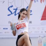 Emmie Reis Instagram - 耶，跑完回來了✌🏻🇫🇷 最近運動量爆大， 身負兩個節目 「上山下海過一夜」與「上船了各位！」 還有自主訓練跟比賽們 （還以為我是競技選手😂） 最近被教練要求 增加飲水量到2000c.c💧 那我當然要選好喝、 礦物質豐富 且有質感的好水 YOI 鹼性水 來自北大武山的天然鹼性水源⛰️ 裡頭含有許多對人體有益的 珍稀礦物質跟電解質 也是台灣唯一拿到國際比賽 「雙冠王」的冠軍水， 難怪真的那麼順口好喝 在運動過後飲用YOI， 好像恢復力也會 ⚡️ 今天大家辛苦了， 跑完記得多喝水喔！ p.s 現在全家、萊爾富也有YOI 還新出了850ml！ 即日起至5/14全家門市「第二件10元」 #ellerun官方指定用水 #YOI鹼性水 #耐雅格nayaqua
