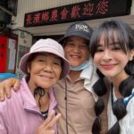 Emmie Reis Instagram - 上山下海開店啦！ 第一次做餐飲， 發現準備的前置作業跟一堆細節 還真的很花時間… 最後我發明了一個 海鹽浪奶蓋！🌊 有保力達B在裡面提香氣 （很酷吧秒殺完售！） 因為看到當地媽媽們， 早上八點就在那裡給我飲酒作樂 早餐配喝保力達B！ 超酷🤘🏻 今天的播出 是我們漂留台東長濱的第五天 有人說： 「長濱的土很黏。」 嗯，是真的！ #上山下海過一夜之漂留台灣 #待會晚間十點