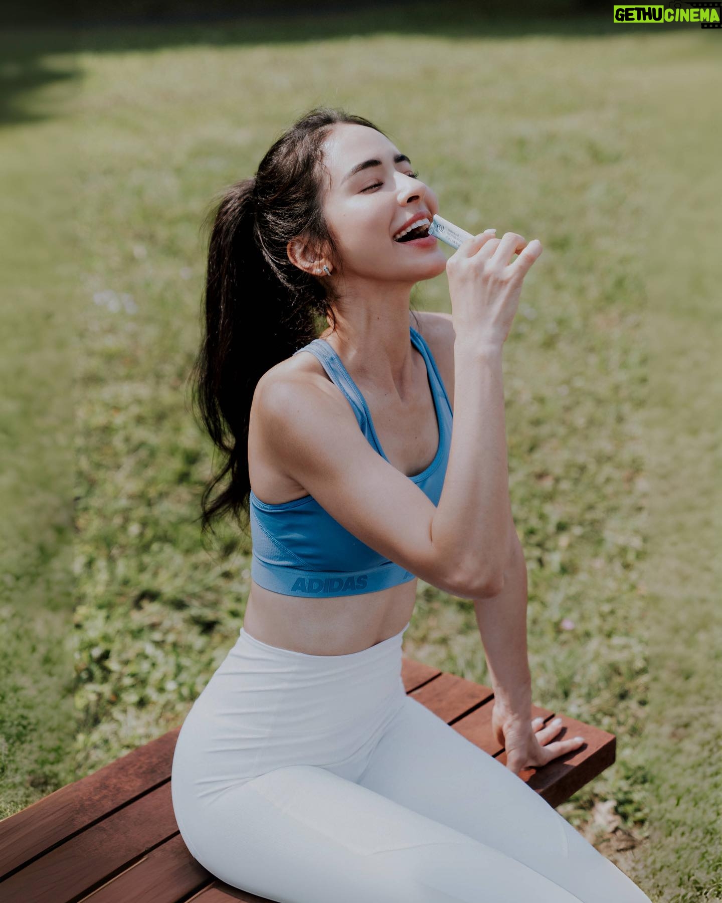 Emmie Reis Instagram - 終於被我逮到太陽! 趕快出來跑跑🌞 Oh! You like my body? 👙 曲線都是可以練出來的, 但是那個小腹吼… (過了30就是會有) 如果要拍重要形象, 我也還是得空腹跑個幾天才能消 後來我其實開始尋找方式… 我發現不論是要抗老 或是維持身體年齡, 關鍵就是 “提高基礎代謝率”! 我現在有個新的習慣 就是每天泡澡跟補充益生菌 人體70%的菌都住在腸胃道裡 我們的健康與否 消化、代謝系統就是依靠它們 布樂美是一款全成分公開、 而且功能型的益生菌🙂 @bluemei.tw 我出外景時無法上廁所, 都要等到第三、第四天漲到不行 才會終於有點東西 (像青蛙🐸) 這次就帶去外景測試 早晚各一包, 我有嚇到耶每天都上廁所! 而且不會肚子痛 身體通暢了, 氣色跟整個狀態就會好很多 布樂美裡面含有: -8大專利益生菌、多元菌種 -添加雙效益生質與後生元 -奶素,順暢配方 Oh! You like my body? Well, I like it too! 😉 #布樂美BLUEMEI #暢酵EX專利益生菌 #百分百功能型 👉🏻官網結帳輸入「EMMIE88」 享全品項88折喔!👈🏻