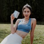 Emmie Reis Instagram – 終於被我逮到太陽！
趕快出來跑跑🌞

Oh! You like my body? 👙

曲線都是可以練出來的，
但是那個小腹吼…
（過了30就是會有）

如果要拍重要形象，
我也還是得空腹跑個幾天才能消
後來我其實開始尋找方式…

我發現不論是要抗老
或是維持身體年齡，
關鍵就是 “提高基礎代謝率”！

我現在有個新的習慣
就是每天泡澡跟補充益生菌

人體70%的菌都住在腸胃道裡
我們的健康與否
消化、代謝系統就是依靠它們

布樂美是一款全成分公開、
而且功能型的益生菌🙂
@bluemei.tw 

我出外景時無法上廁所，
都要等到第三、第四天漲到不行
才會終於有點東西
（像青蛙🐸）

這次就帶去外景測試
早晚各一包，
我有嚇到耶每天都上廁所！
而且不會肚子痛

身體通暢了，
氣色跟整個狀態就會好很多

布樂美裡面含有：
-8大專利益生菌、多元菌種
-添加雙效益生質與後生元
-奶素，順暢配方

Oh! You like my body? 
Well, I like it too! 😉

#布樂美BLUEMEI 
#暢酵EX專利益生菌 
#百分百功能型 

👉🏻官網結帳輸入「EMMIE88」
享全品項88折喔！👈🏻