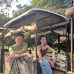 Emmie Reis Instagram - 這幾天的地震， 突然讓我覺得自己的節目好重要 深澳的象鼻岩、 蘭嶼八代灣沈船⚓️ 小錦屏野溪溫泉 在拍完之後， 因為自然災害現在都不在了… 這次的4/3花蓮地震， 也震掉了砂卡礑步道、錐麓古道 跟德卡倫步道 台灣很美， 我們盡量的搜集它們的身影 希望一切平安 不要成為歷史🤞🏻 照片中是我們這趟 拜訪的最後一代老礦工， 他… 95歲了 #上山下海過一夜 #九份的繁華與殞落 #金礦的歷史