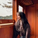 Emmie Reis Instagram – 白色情人節快樂🫶🏻

雖然我此時此刻
正在經痛，
只能窩在被被裡面跟自己取暖🥹

但是還好我還有這號人物
可以借我發照片，
又高又帥又會燒菜
@chef.maxyang 

這一集我們漂留嘉義
除了火雞肉飯，
還有好多好吃好美以及文化歷史遺跡

Max帶我去的都好好吃喔！
如果女生生氣氣，
帶她吃好吃好看的應該很快就好了
（我）

#上山下海過一夜之漂留嘉義
#檜木火車好喜歡喔