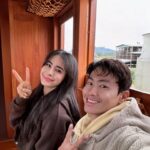Emmie Reis Instagram – 白色情人節快樂🫶🏻

雖然我此時此刻
正在經痛，
只能窩在被被裡面跟自己取暖🥹

但是還好我還有這號人物
可以借我發照片，
又高又帥又會燒菜
@chef.maxyang 

這一集我們漂留嘉義
除了火雞肉飯，
還有好多好吃好美以及文化歷史遺跡

Max帶我去的都好好吃喔！
如果女生生氣氣，
帶她吃好吃好看的應該很快就好了
（我）

#上山下海過一夜之漂留嘉義
#檜木火車好喜歡喔