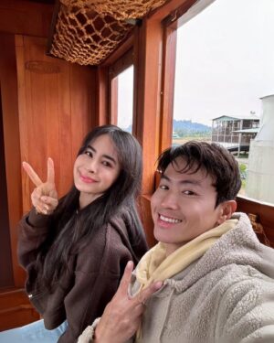 Emmie Reis Instagram - 白色情人節快樂🫶🏻

雖然我此時此刻
正在經痛，
只能窩在被被裡面跟自己取暖🥹

但是還好我還有這號人物
可以借我發照片，
又高又帥又會燒菜
@chef.maxyang 

這一集我們漂留嘉義
除了火雞肉飯，
還有好多好吃好美以及文化歷史遺跡

Max帶我去的都好好吃喔！
如果女生生氣氣，
帶她吃好吃好看的應該很快就好了
（我）

#上山下海過一夜之漂留嘉義
#檜木火車好喜歡喔