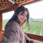 Emmie Reis Instagram – 白色情人節快樂🫶🏻

雖然我此時此刻
正在經痛，
只能窩在被被裡面跟自己取暖🥹

但是還好我還有這號人物
可以借我發照片，
又高又帥又會燒菜
@chef.maxyang 

這一集我們漂留嘉義
除了火雞肉飯，
還有好多好吃好美以及文化歷史遺跡

Max帶我去的都好好吃喔！
如果女生生氣氣，
帶她吃好吃好看的應該很快就好了
（我）

#上山下海過一夜之漂留嘉義
#檜木火車好喜歡喔