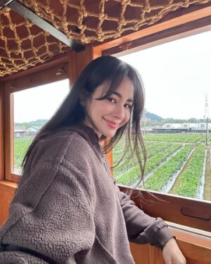 Emmie Reis Instagram - 白色情人節快樂🫶🏻

雖然我此時此刻
正在經痛，
只能窩在被被裡面跟自己取暖🥹

但是還好我還有這號人物
可以借我發照片，
又高又帥又會燒菜
@chef.maxyang 

這一集我們漂留嘉義
除了火雞肉飯，
還有好多好吃好美以及文化歷史遺跡

Max帶我去的都好好吃喔！
如果女生生氣氣，
帶她吃好吃好看的應該很快就好了
（我）

#上山下海過一夜之漂留嘉義
#檜木火車好喜歡喔