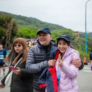 Emmie Reis Instagram - 今天最感動的，
就是看到爸爸站在終點線

其實在我們家從小到大的關注，
都圍繞在我的天才妹妹身上
-雷理莎 @frogygirlz 

她從國小便一展長才，
在教練發覺她的潛能之後
一練便不可收拾

破了無數的大會紀錄、
橫掃所有的體育頭版新聞
是體壇上的一顆新星🌟

她的每一場賽事我爸媽都會在，
特別是我媽會記得她的
每一場賽事、成績、競爭對手…

而我跑什麼
好像就不痛不癢、無關緊要，
沒有人會過問或是關心
也不會有人來看

我其實沒有介意過，
因為我們的共同目標都一致：
就是要把妹妹送去奧運！
（這是真的喔！ @frogygirlz ）

一直到今天…

他沒有告訴我要來
除了又驚又喜，
我的第一個浮出的聲音是：

「我的跑步有重要嗎？」

我看到爸爸站在終點線等我，
他看到我的那一抱

「嗯，重要！」🙂

📷/ @peggyyang1209 

#2024花蓮太平洋浪花半程馬拉松