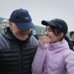 Emmie Reis Instagram – 今天最感動的，
就是看到爸爸站在終點線

其實在我們家從小到大的關注，
都圍繞在我的天才妹妹身上
-雷理莎 @frogygirlz 

她從國小便一展長才，
在教練發覺她的潛能之後
一練便不可收拾

破了無數的大會紀錄、
橫掃所有的體育頭版新聞
是體壇上的一顆新星🌟

她的每一場賽事我爸媽都會在，
特別是我媽會記得她的
每一場賽事、成績、競爭對手…

而我跑什麼
好像就不痛不癢、無關緊要，
沒有人會過問或是關心
也不會有人來看

我其實沒有介意過，
因為我們的共同目標都一致：
就是要把妹妹送去奧運！
（這是真的喔！ @frogygirlz ）

一直到今天…

他沒有告訴我要來
除了又驚又喜，
我的第一個浮出的聲音是：

「我的跑步有重要嗎？」

我看到爸爸站在終點線等我，
他看到我的那一抱

「嗯，重要！」🙂

📷/ @peggyyang1209 

#2024花蓮太平洋浪花半程馬拉松