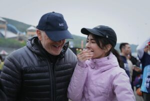 Emmie Reis Instagram - 今天最感動的，
就是看到爸爸站在終點線

其實在我們家從小到大的關注，
都圍繞在我的天才妹妹身上
-雷理莎 @frogygirlz 

她從國小便一展長才，
在教練發覺她的潛能之後
一練便不可收拾

破了無數的大會紀錄、
橫掃所有的體育頭版新聞
是體壇上的一顆新星🌟

她的每一場賽事我爸媽都會在，
特別是我媽會記得她的
每一場賽事、成績、競爭對手…

而我跑什麼
好像就不痛不癢、無關緊要，
沒有人會過問或是關心
也不會有人來看

我其實沒有介意過，
因為我們的共同目標都一致：
就是要把妹妹送去奧運！
（這是真的喔！ @frogygirlz ）

一直到今天…

他沒有告訴我要來
除了又驚又喜，
我的第一個浮出的聲音是：

「我的跑步有重要嗎？」

我看到爸爸站在終點線等我，
他看到我的那一抱

「嗯，重要！」🙂

📷/ @peggyyang1209 

#2024花蓮太平洋浪花半程馬拉松