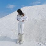 Emmie Reis Instagram – Ok, fine!
現在全世界都在國外滑雪，
我也好想去….

但是在台灣也不錯啦！
不枉費我買的雪靴，
就差點沒帶上我的滑雪裝備而已

你看在台南玩(撒)雪(鹽)
也可以好浪漫 🤍☃️

#然後開始看機票中
#台南七股鹽山
#上山下海過一夜之漂留台灣