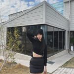 Emmie Reis Instagram - 很想睡覺可是腹肌還是爆炸了💥 之前跑友們有個大誤會， 以為我們沒發文就是沒有練… 但這種東西是不能斷的， 身體3天內沒有重複練習 就會退步 （不管任何技能） 我的身體也不可能都沒動就長成這樣啦！ 很恐怖耶！ 筋肉超人喔！😂 今年都還沒出國， 總算被我逮到個小休假 先來喝個下午茶🫖