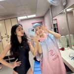 Emmie Reis Instagram – 這才是真的游泳好嘛！
素顏、泳裝、誰戴誰呆瓜泳帽 🤡
@serena_wang_qing 

最近被問到要怎麼樣的另一半
我還真沒想過這個問題，
因為能夠列出來的叫作條件

條件當然也很重要，
因為我們活在這個物質世界上
但是生活是與
一個人的靈魂相處

我喜歡的靈魂是
乾淨、透明
是自然散發出的善意與在乎
（有些人的超明顯！）

條件的話，
朋友說很高就先不打出來了😂

吊胃口就吊到這，
我們今天游了一小時
我覺得很棒！