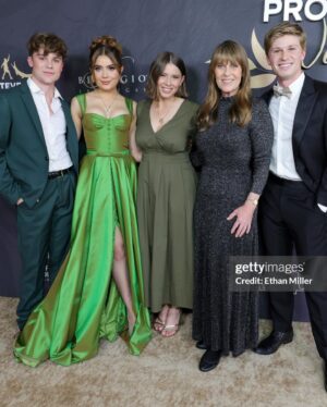 Emmy Perry Instagram - What a beautiful night celebrating the remarkable legacy of Steve Irwin and his dedication to wildlife conservation. His infectious passion for wildlife and wild places have been passed on to his inspirational family @terriirwincrickey @bindisueirwin and @robertirwinphotography who live it and share it with the world who I love and have the honor of calling my dear friends. Thank you for continuing to inspire us all to make a difference! I will forever be a #proudwildlifewarrior 💚🐊