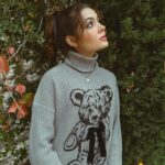 Emmy Perry Instagram - 🧸🖤sweater weather🖤🧸 . . . . . . . . . . #christmas #teddyfresh #holiday #holidayseason #fall #teddybear #sweaterweather #fashion #sweater #fashionblogger #ootd #explorepage #explore #vintage #couquette