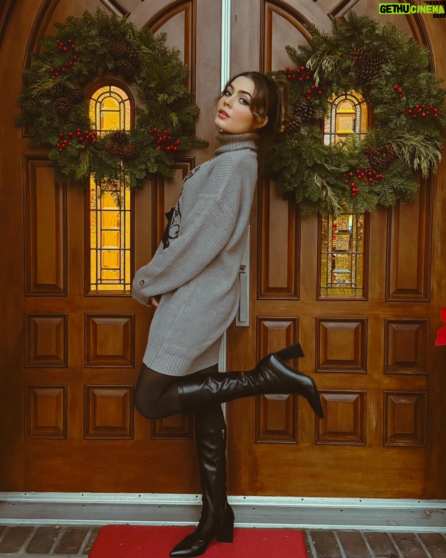 Emmy Perry Instagram - 🧸🖤sweater weather🖤🧸 . . . . . . . . . . #christmas #teddyfresh #holiday #holidayseason #fall #teddybear #sweaterweather #fashion #sweater #fashionblogger #ootd #explorepage #explore #vintage #couquette
