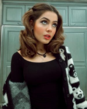 Emmy Perry Instagram - 🖤violets for roses🖤
.
.
.
.
.
.
.
.
.
.
.
.
.
.
.
.
#lanadelrey #explore #explorepage #coquette #ootd  #makeup #vintage #retro #fashion