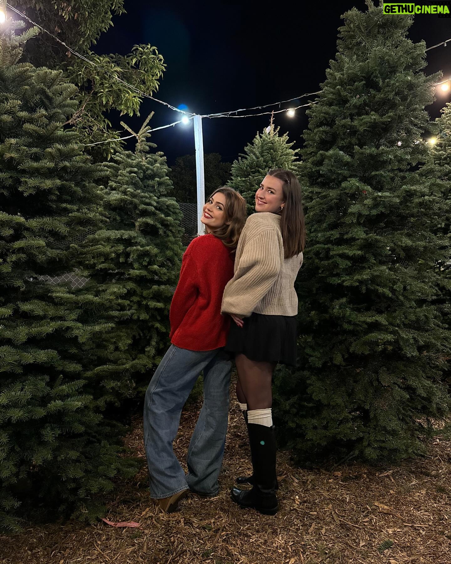 Emmy Perry Instagram - Bring on the holly jolly!❤️✨ . . . . . . . . . . . #explorepage #explore #christmas #holiday #christmastree #vintage #retro