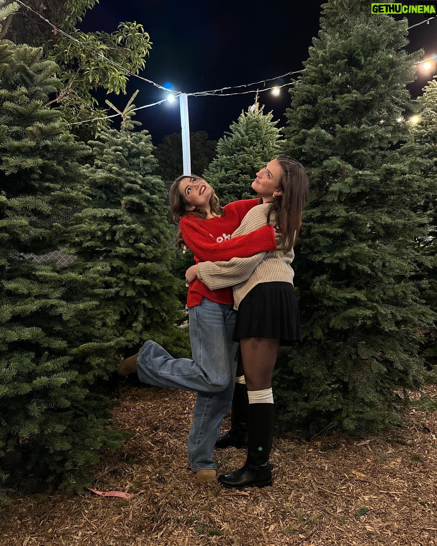 Emmy Perry Instagram - Bring on the holly jolly!❤️✨ . . . . . . . . . . . #explorepage #explore #christmas #holiday #christmastree #vintage #retro