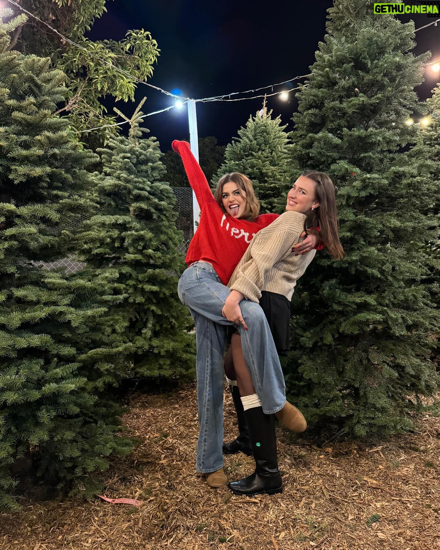 Emmy Perry Instagram - Bring on the holly jolly!❤️✨ . . . . . . . . . . . #explorepage #explore #christmas #holiday #christmastree #vintage #retro