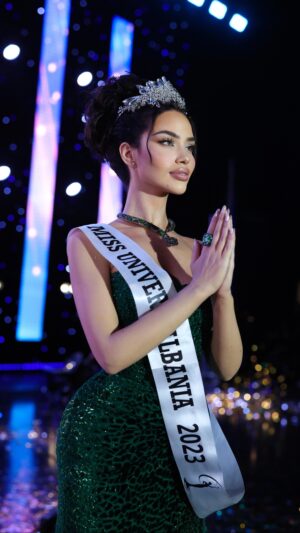 Endi Demneri Instagram - Mbrëmja e 1 Qershorit ishte e magjishme për mua! 
Kam përjetuar emocione aq të forta, sa ndihem ende e përhumbur! 

Pjesëmarrja në “Miss Universe Albania” ishte një eksperiencë mbresëlënëse jo vetëm për mua, por për të gjitha vajzat pjesëmarrëse! 

Këtë rrugëtim kaq të bukur dua t’ia dedikoj gjyshes dhe gjyshit tim, dy ëngjëjve të mi. Jam e bindur që nëse do të ishin në sallë mbrëmë, ovacionet më të forta do të më vinin prej tyre! 

Unë besoj fort se bukuria nuk është vetëm të kesh një portret të bukur, por të kesh një mendje të bukur, një zemër të bukur dhe një shpirt të bukur. Prandaj, e kam parë Miss-in si garë ku unë doja dhe isha plotësisht vetëvetja. E kam parë si një mundësi për t’i dhënë zë kauzave që vlejnë-mbështetjen ndaj vajzave dhe grave, duke mos harruar asnjëherë se diamantët më të bukur krijohen nga presioni më i lartë. 

Sot, dua të “bërtas” fort dashurinë për familjen time të madhe! 

Një falenderim i madh shkon për produksionin e “Miss Universe Albania”! Mirënjohëse pafund për përkushtimin dhe profesionalizmin e treguar në çdo moment! 

Ju falenderoj të gjithëve për çdo urim, koment e mesazh tuajin! 
Fitorja ime më e madhe është dashuria juaj! ❤️

Unë jam Endi Demneri, Miss Universe Albania 2023! 🥂

P.S: kam vetëm një peng! Më vjen keq që nuk i tregova publikut kaçurrelat e mia natyrale. Gjithsesi, në kohë jemi për ta ndrequr këtë “gabim” 😉