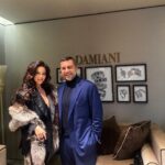 Endi Demneri Instagram – Molto lieta per una collaborazione cosi speciale.
Grazie @giorgiograssidamiani per la dolce accoglienza.
La nuova collezione è una vera sorpresa!

#nopressurenodiamonds