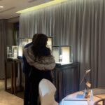 Endi Demneri Instagram – Molto lieta per una collaborazione cosi speciale.
Grazie @giorgiograssidamiani per la dolce accoglienza.
La nuova collezione è una vera sorpresa!

#nopressurenodiamonds