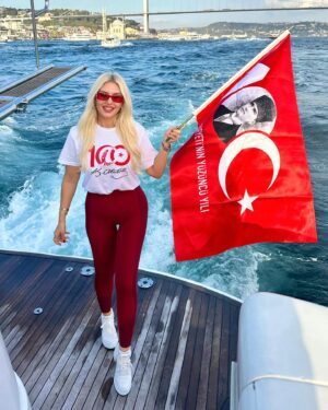 Enise Ütük Instagram - Cumhuriyetimizin 100. Yılı kutlu olsun. ATAM ilelebet izindeyiz. 🇹🇷👏🏻🇹🇷