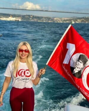 Enise Ütük Instagram - Cumhuriyetimizin 100. Yılı kutlu olsun. ATAM ilelebet izindeyiz. 🇹🇷👏🏻🇹🇷