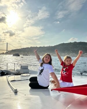 Enise Ütük Instagram - Cumhuriyetimizin 100. Yılı kutlu olsun. ATAM ilelebet izindeyiz. 🇹🇷👏🏻🇹🇷