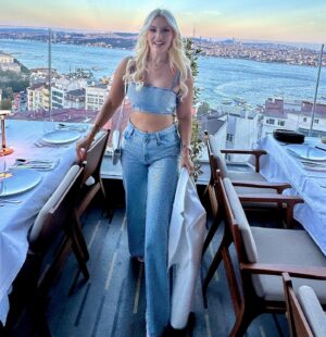 Enise Ütük Instagram - Ruhları güzel arkadaşlarım iyi ki varsınız, çok güzel bir geceydi. 🤗💞🥳