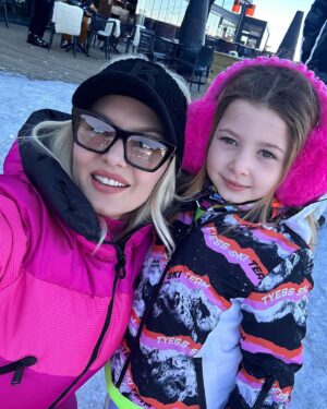 Enise Ütük Instagram - Pembeli birgün oluyordu 💞🤗✨
Styling @gozdeutukcelebi 😁💞🙏🏻
