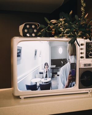 Enno Cheng Instagram - 5-6月

1.有聲書殺青當天，在鏡的頂樓
2.戴耳機美拍與很愛鬧的化妝老師 @backstage_curry 
3.我跟吾友 - 作家顏訥 錄製對談當天的襪襪，沒有說好
4.我
5.一些碎片
6.也是碎片
7.模模糊糊
8.爬山
9.遇到路邊的雞
10.一生到底
