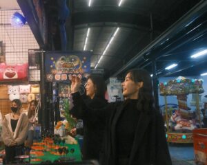 Enno Cheng Instagram - 關於【邊走邊唱的女子】with 安溥

跟安溥認識很久了，是久久會見到一次，在網路上偶有認真對話（幹話）的朋友。在徬徨地雕磨著自己形狀，學習不去特意點亮心裡暗處，而是與之共處的過去，很屁的不堪的樣子倒是都被她看見過，所以要邀請她來做這麼認真的事，我是真心覺得有點驚恐（笑）很像在交什麼自我革新的作業⋯⋯不是交給安溥啦，比較像是交給在上面的，像是緣分之類的東西？

很感激，我想安溥知道我想做什麼，也知道為什麼需要她在這裡面（還是其實只是她也很好騙？到底是誰騙誰都傻傻搞不清楚了這樣）關於「女性」，這集的功能，是一路累加上來，一個最直接的整理，我們聊了身分，聊了競爭，聊了孩子，聊了荷爾蒙和妊辰紋；聊了時間，以及終將面對道別的人生。整個節目的核心因此完整。

【邊走邊唱的女子】其中一個設定，是盡力呈現女性創作者們各自獨特的樣貌，包括說話的方式，思考的速度，一個問題能產生多少延伸；我很享受回到聽者的姿態，而且這其實是我最擅長的事。當然也是我根本不需要，也實在是插不上話啦哈哈哈。

最後一起唱了〈冬眠〉，很感謝當初她來擔任我的配唱製作，這首歌在《Pluto》裡以及我的生命中，都承載了很多。有太多可以言謝的部分，不管是身為一個創作者、一個同行、一個後輩、一個聽眾、一個朋友。不過認真講就嚴重了，總之還沒看過節目的人請參考看看，這樣走下來真的是很精彩，至於看過的朋友，也請幫我們多多推廣。

最後，都沒有人關心它的存亡，空拍機本人表示切心🥲

節目連結：ig請參考限動，臉書請參考下方留言～

@anpu_herstorybook 
#邊走邊唱的女子
#安溥
#鄭宜農